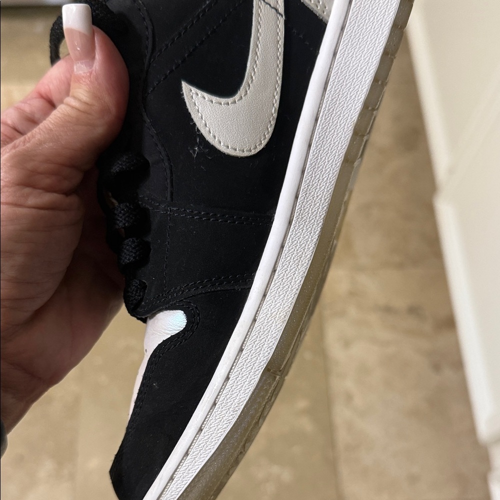Nike Black and White Low-Top Sneakers - Picture 11 of 12